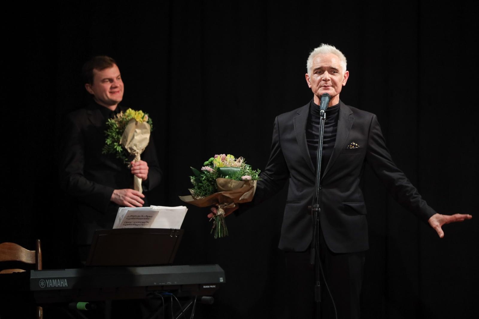 Zdjęcie w galerii na portalu naszraciborz.pl: Poetycka uczta Dariusza Jakubowskiego na deskach Strzechy wiadomości z regionu