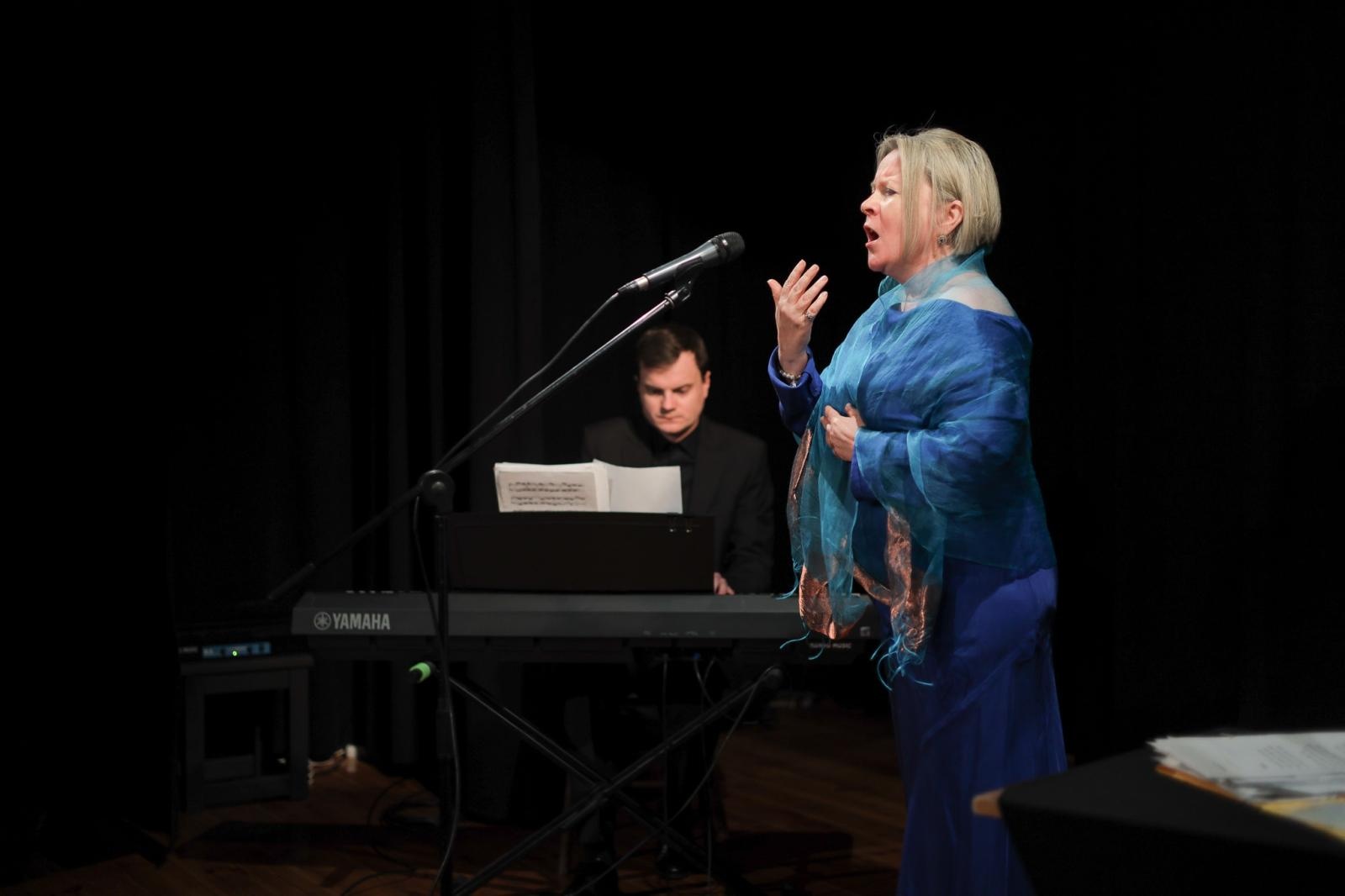 Zdjęcie w galerii na portalu naszraciborz.pl: Poetycka uczta Dariusza Jakubowskiego na deskach Strzechy wiadomości z regionu