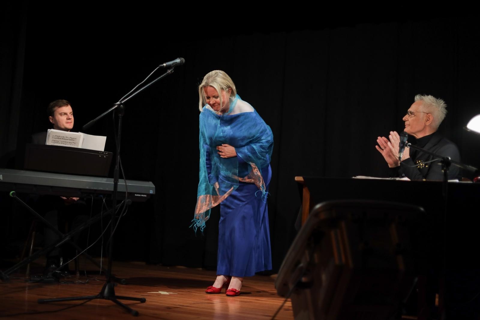 Zdjęcie w galerii na portalu naszraciborz.pl: Poetycka uczta Dariusza Jakubowskiego na deskach Strzechy wiadomości z regionu