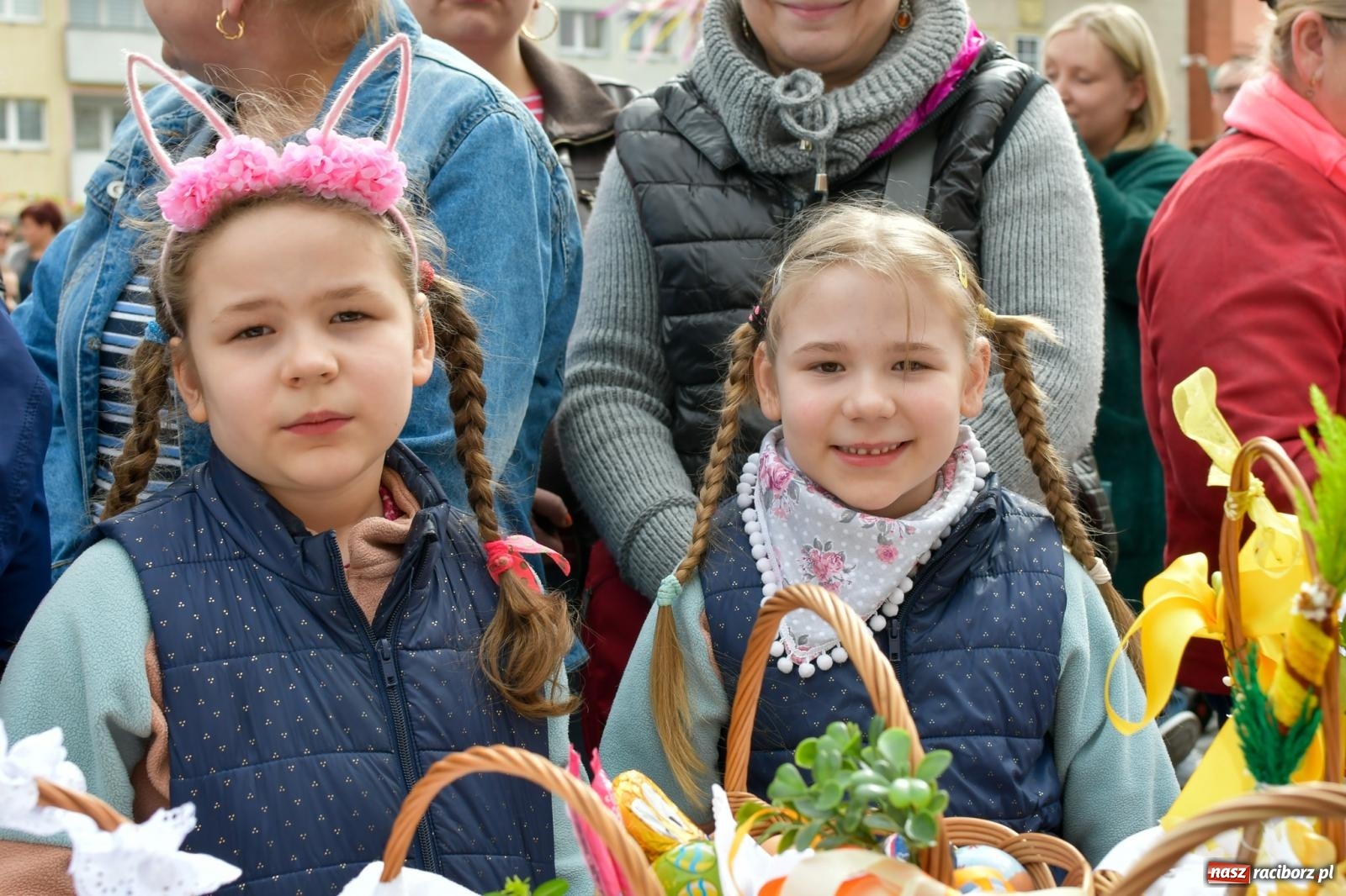 Zdjęcie w galerii na portalu naszraciborz.pl: Biskup święcił i częstował. Śniadanie wielkanocne na Rynku [FOTO i WIDEO] wiadomości z regionu