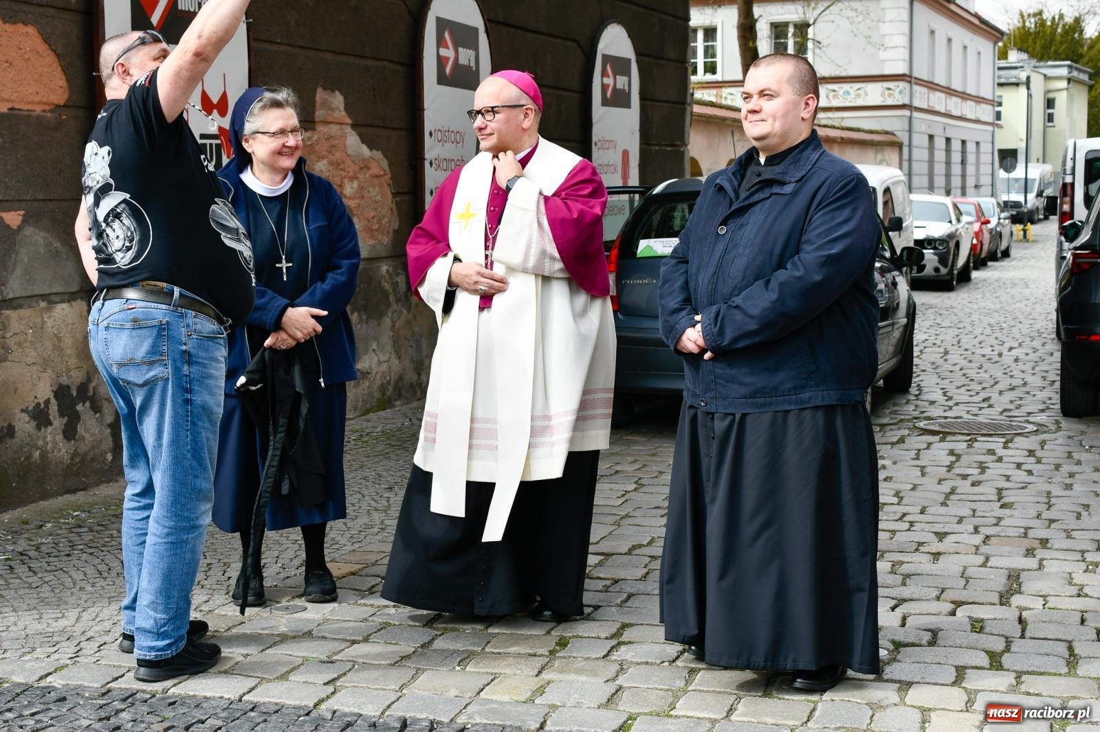 Zdjęcie w galerii na portalu naszraciborz.pl: Biskup święcił i częstował. Śniadanie wielkanocne na Rynku [FOTO i WIDEO] wiadomości z regionu