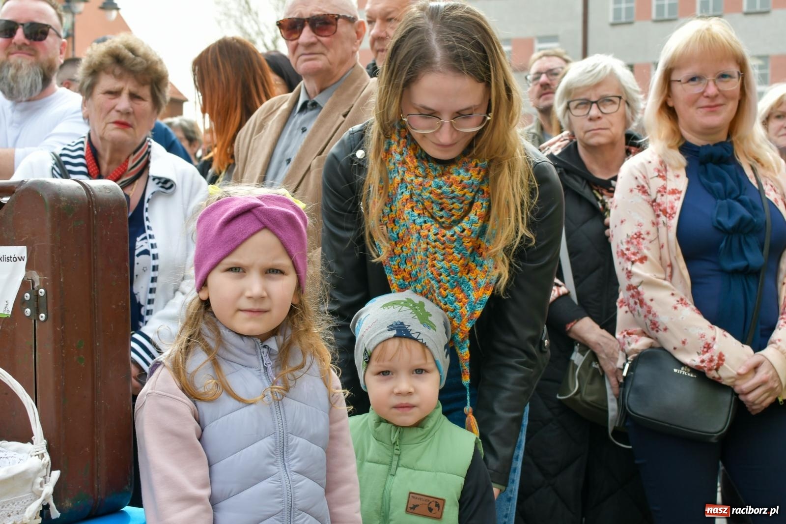 Zdjęcie w galerii na portalu naszraciborz.pl: Biskup święcił i częstował. Śniadanie wielkanocne na Rynku [FOTO i WIDEO] wiadomości z regionu