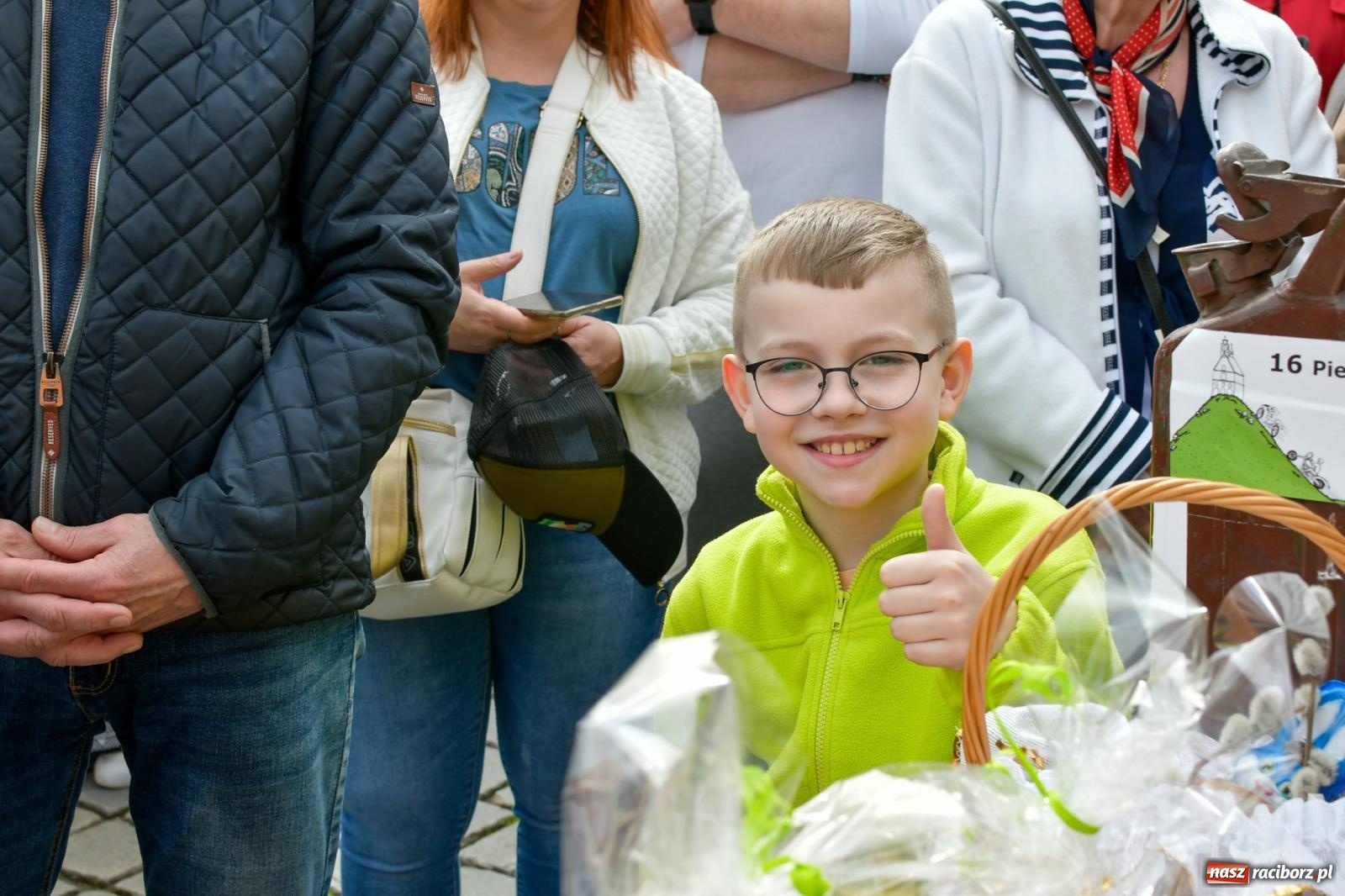 Zdjęcie w galerii na portalu naszraciborz.pl: Biskup święcił i częstował. Śniadanie wielkanocne na Rynku [FOTO i WIDEO] wiadomości z regionu