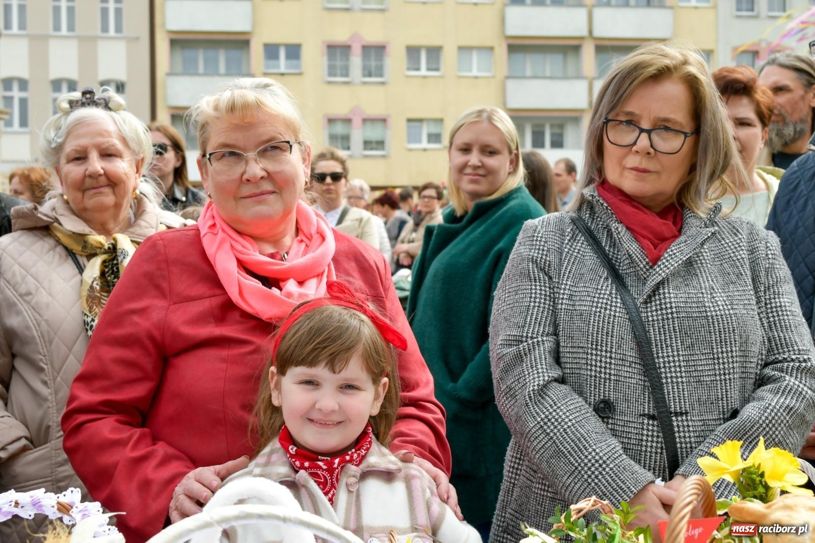 Zdjęcie w galerii na portalu naszraciborz.pl: Biskup święcił i częstował. Śniadanie wielkanocne na Rynku [FOTO i WIDEO] wiadomości z regionu