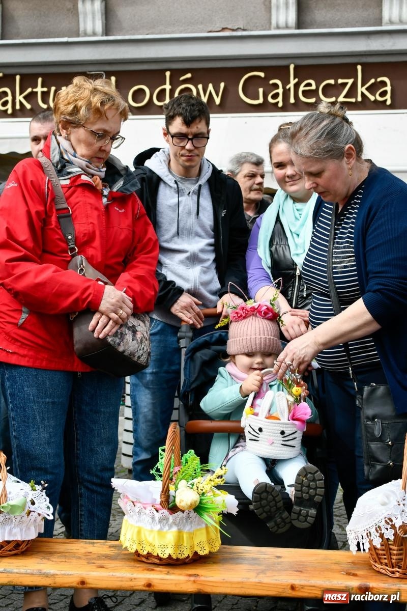 Zdjęcie w galerii na portalu naszraciborz.pl: Biskup święcił i częstował. Śniadanie wielkanocne na Rynku [FOTO i WIDEO] wiadomości z regionu