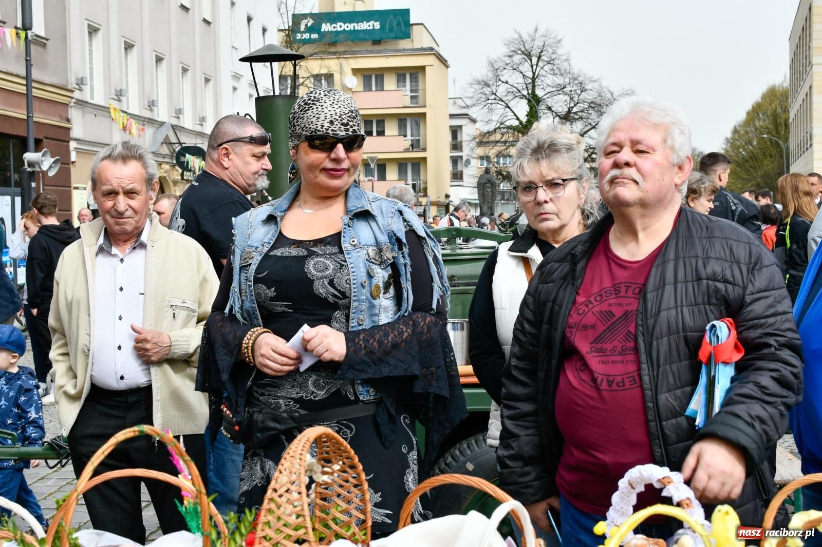 Zdjęcie w galerii na portalu naszraciborz.pl: Biskup święcił i częstował. Śniadanie wielkanocne na Rynku [FOTO i WIDEO] wiadomości z regionu
