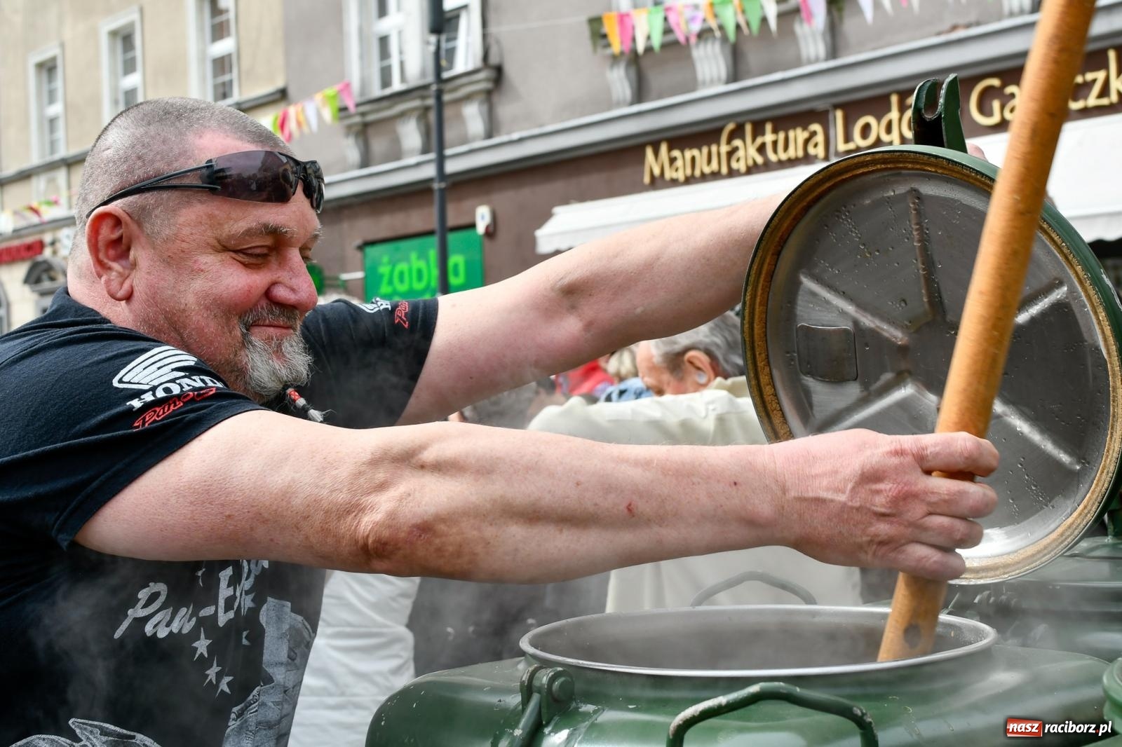 Zdjęcie w galerii na portalu naszraciborz.pl: Biskup święcił i częstował. Śniadanie wielkanocne na Rynku [FOTO i WIDEO] wiadomości z regionu
