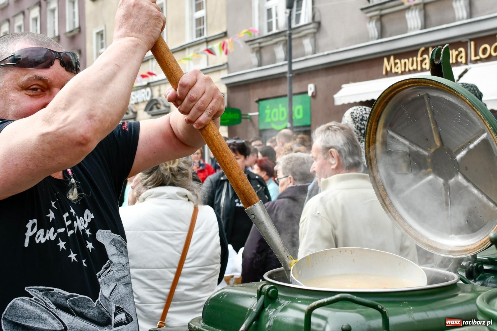 Zdjęcie w galerii na portalu naszraciborz.pl: Biskup święcił i częstował. Śniadanie wielkanocne na Rynku [FOTO i WIDEO] wiadomości z regionu