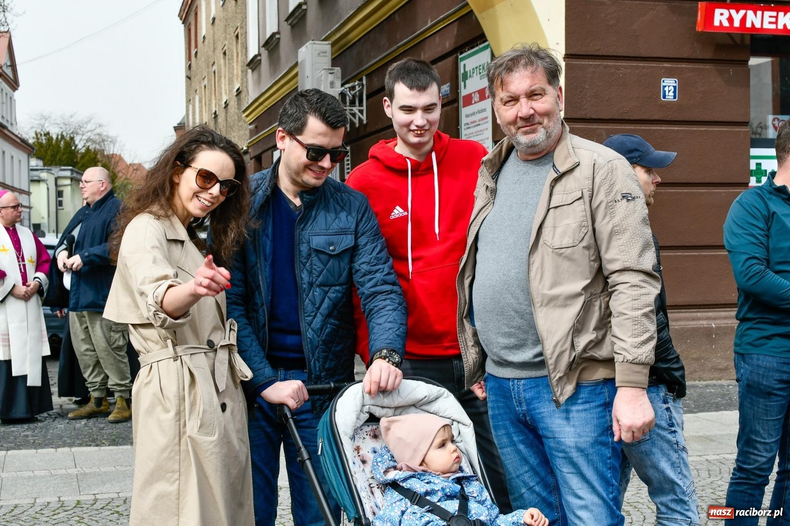 Zdjęcie w galerii na portalu naszraciborz.pl: Biskup święcił i częstował. Śniadanie wielkanocne na Rynku [FOTO i WIDEO] wiadomości z regionu