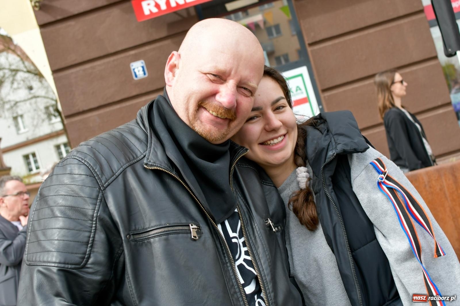 Zdjęcie w galerii na portalu naszraciborz.pl: Biskup święcił i częstował. Śniadanie wielkanocne na Rynku [FOTO i WIDEO] wiadomości z regionu