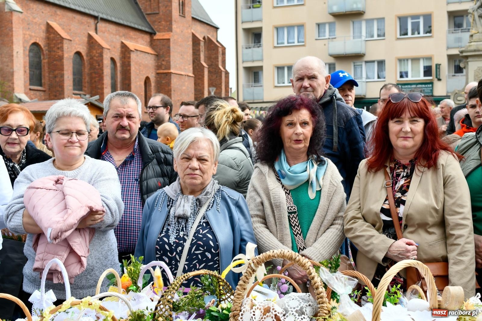 Zdjęcie w galerii na portalu naszraciborz.pl: Biskup święcił i częstował. Śniadanie wielkanocne na Rynku [FOTO i WIDEO] wiadomości z regionu