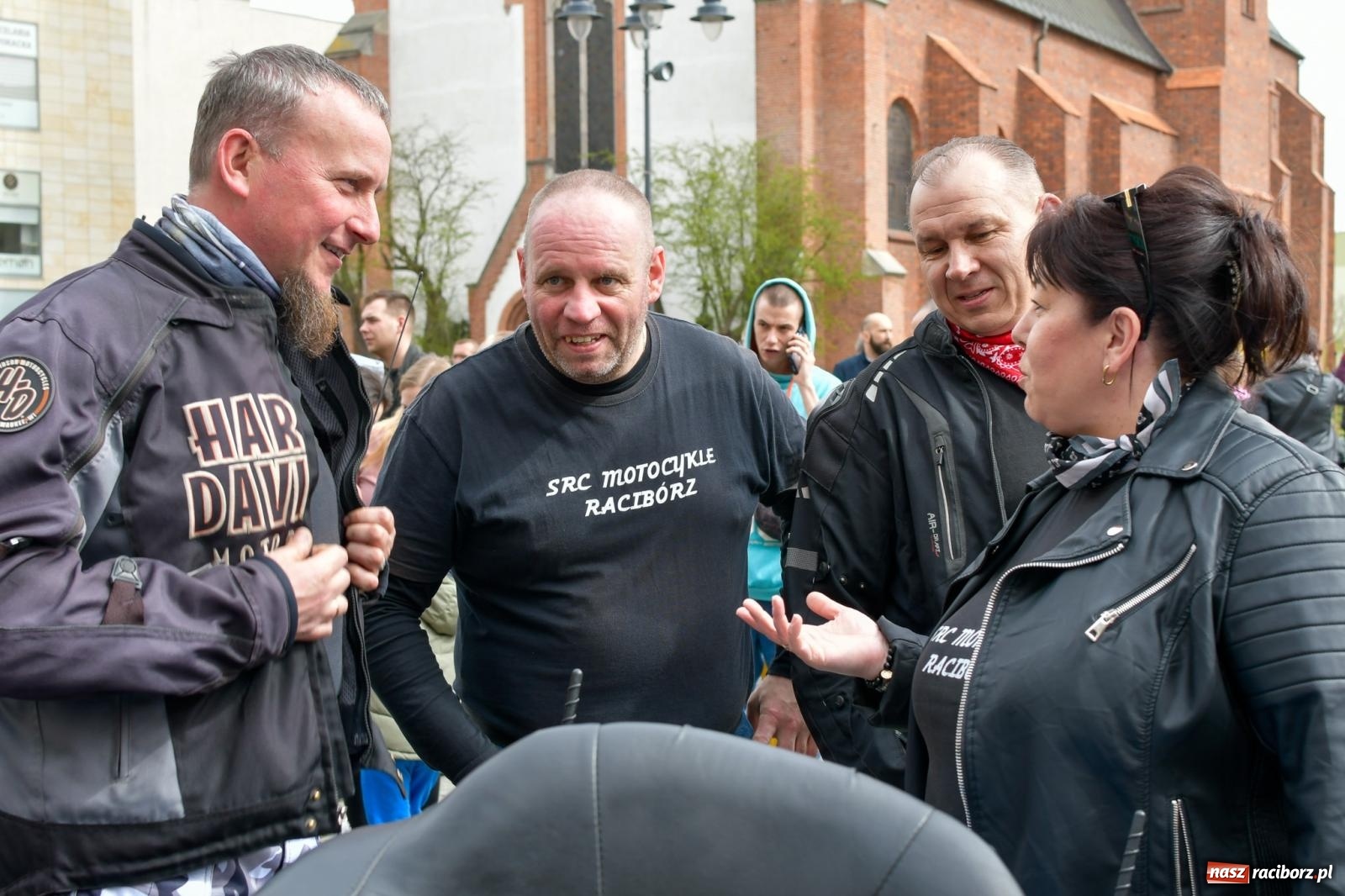 Zdjęcie w galerii na portalu naszraciborz.pl: Biskup święcił i częstował. Śniadanie wielkanocne na Rynku [FOTO i WIDEO] wiadomości z regionu
