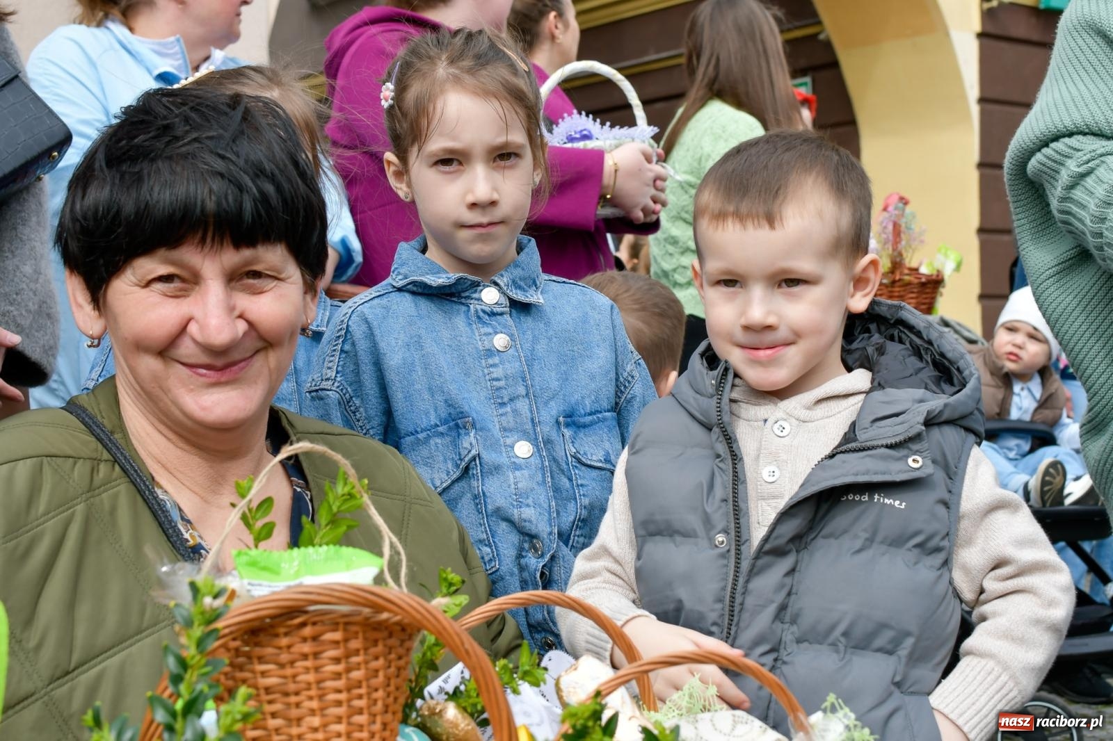 Zdjęcie w galerii na portalu naszraciborz.pl: Biskup święcił i częstował. Śniadanie wielkanocne na Rynku [FOTO i WIDEO] wiadomości z regionu