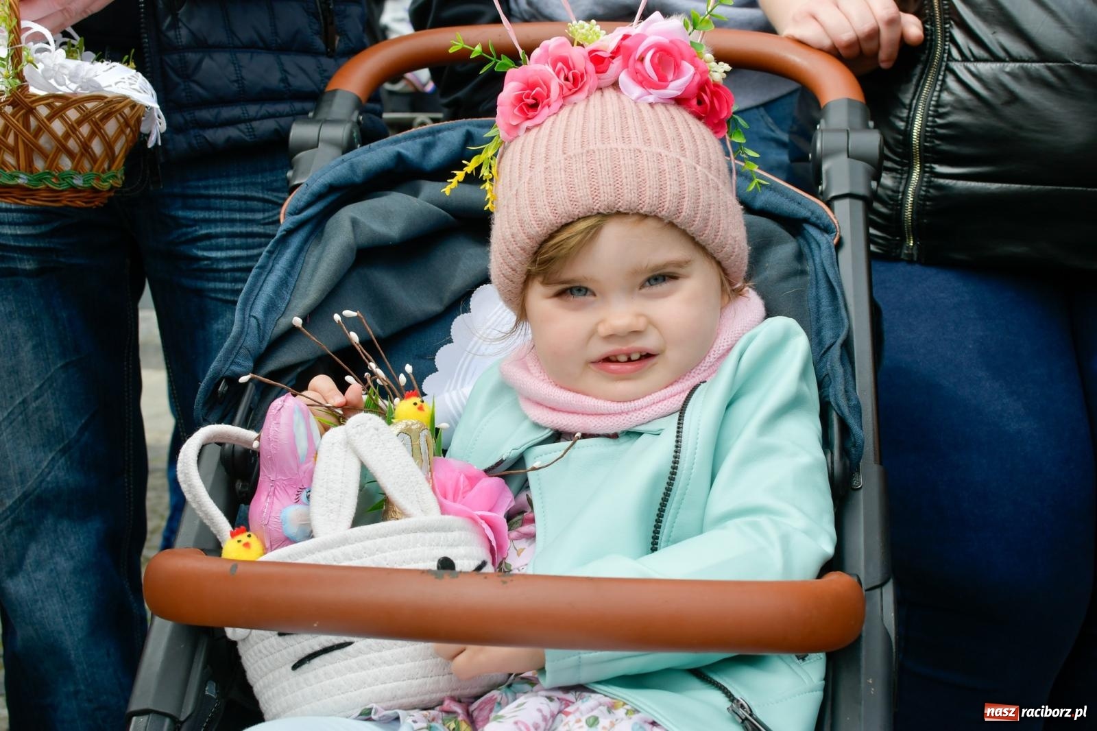 Zdjęcie w galerii na portalu naszraciborz.pl: Biskup święcił i częstował. Śniadanie wielkanocne na Rynku [FOTO i WIDEO] wiadomości z regionu