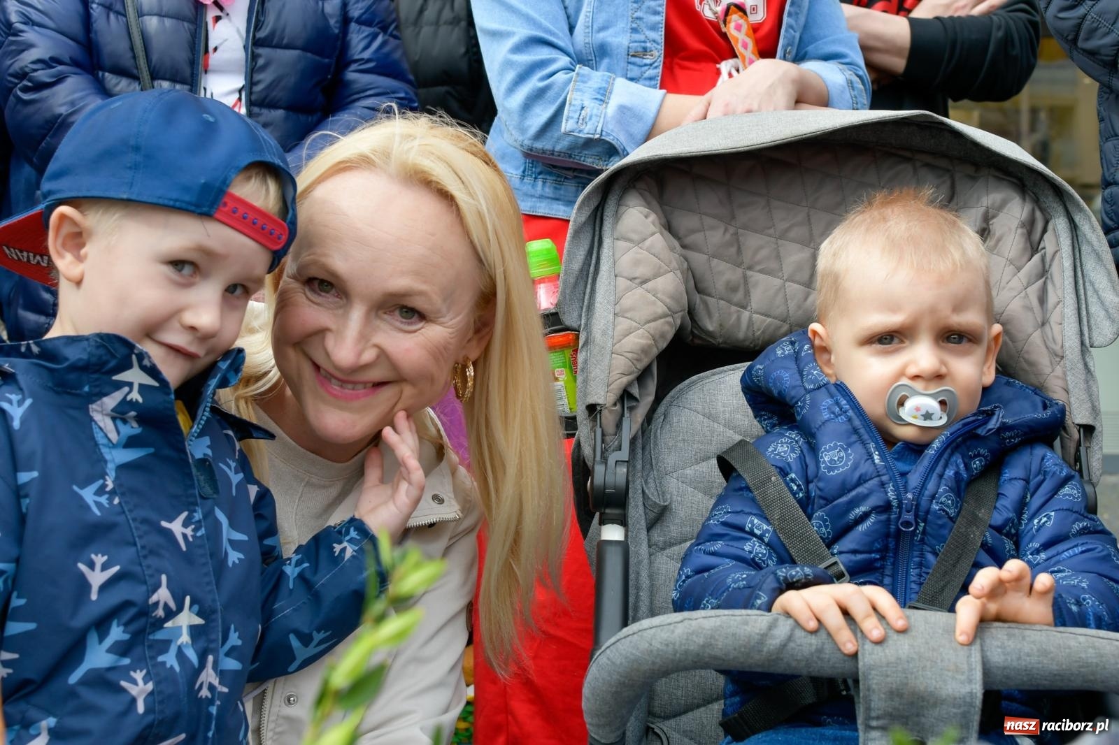 Zdjęcie w galerii na portalu naszraciborz.pl: Biskup święcił i częstował. Śniadanie wielkanocne na Rynku [FOTO i WIDEO] wiadomości z regionu