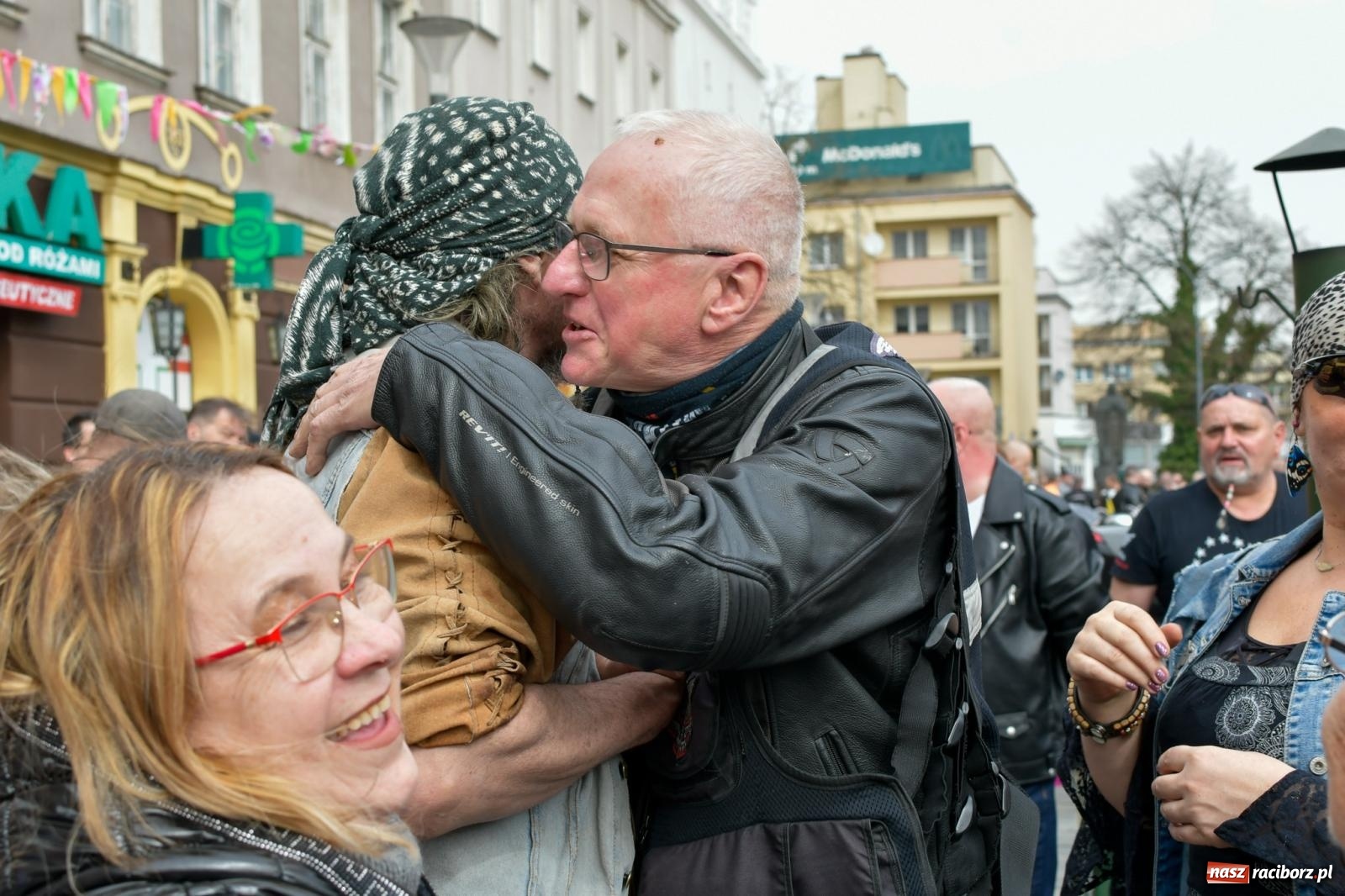 Zdjęcie w galerii na portalu naszraciborz.pl: Biskup święcił i częstował. Śniadanie wielkanocne na Rynku [FOTO i WIDEO] wiadomości z regionu