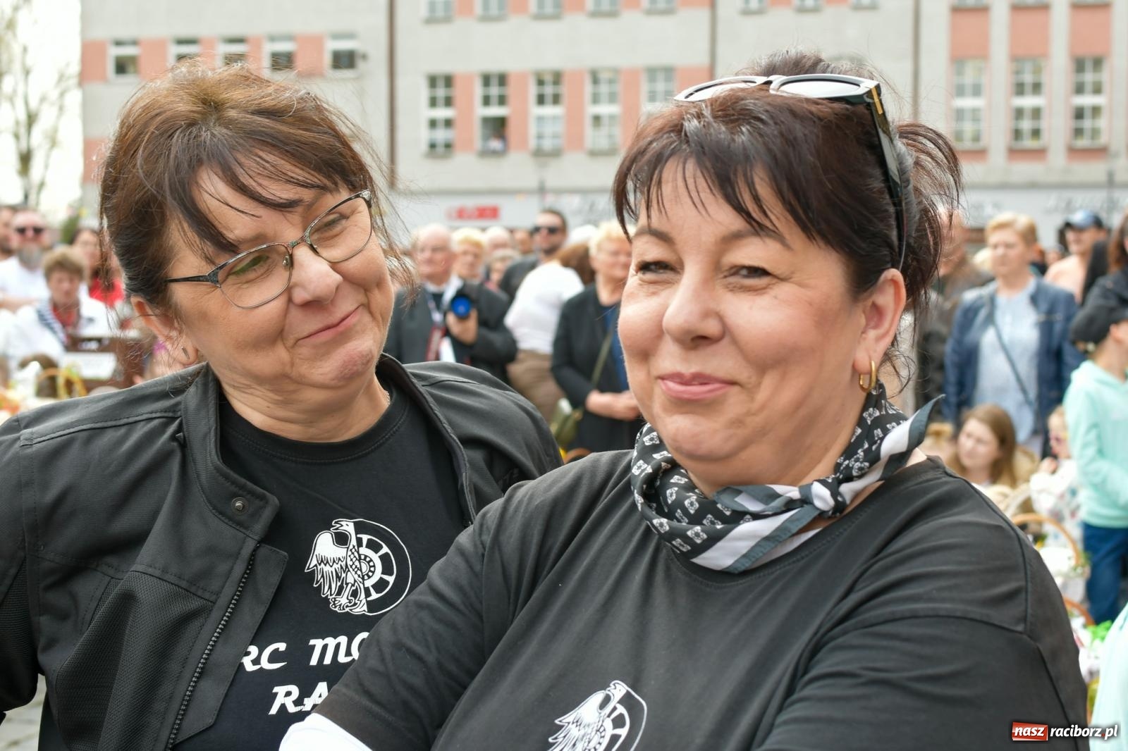 Zdjęcie w galerii na portalu naszraciborz.pl: Biskup święcił i częstował. Śniadanie wielkanocne na Rynku [FOTO i WIDEO] wiadomości z regionu