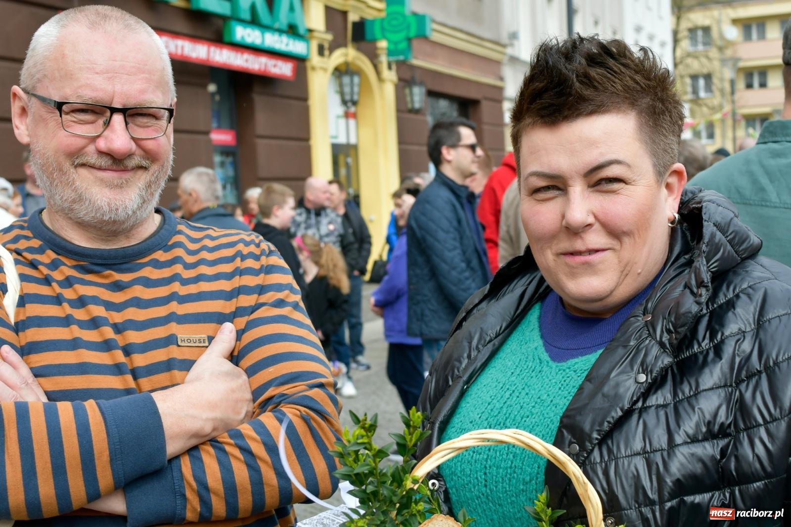 Zdjęcie w galerii na portalu naszraciborz.pl: Biskup święcił i częstował. Śniadanie wielkanocne na Rynku [FOTO i WIDEO] wiadomości z regionu