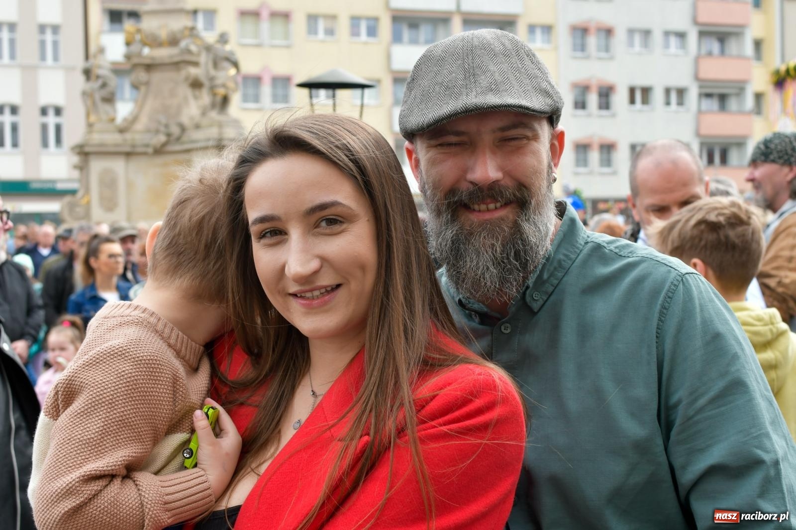 Zdjęcie w galerii na portalu naszraciborz.pl: Biskup święcił i częstował. Śniadanie wielkanocne na Rynku [FOTO i WIDEO] wiadomości z regionu