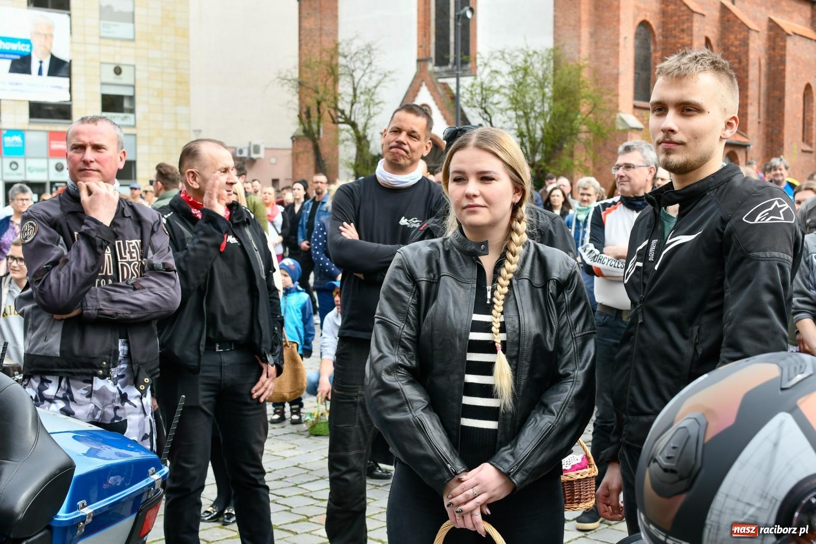 Zdjęcie w galerii na portalu naszraciborz.pl: Biskup święcił i częstował. Śniadanie wielkanocne na Rynku [FOTO i WIDEO] wiadomości z regionu