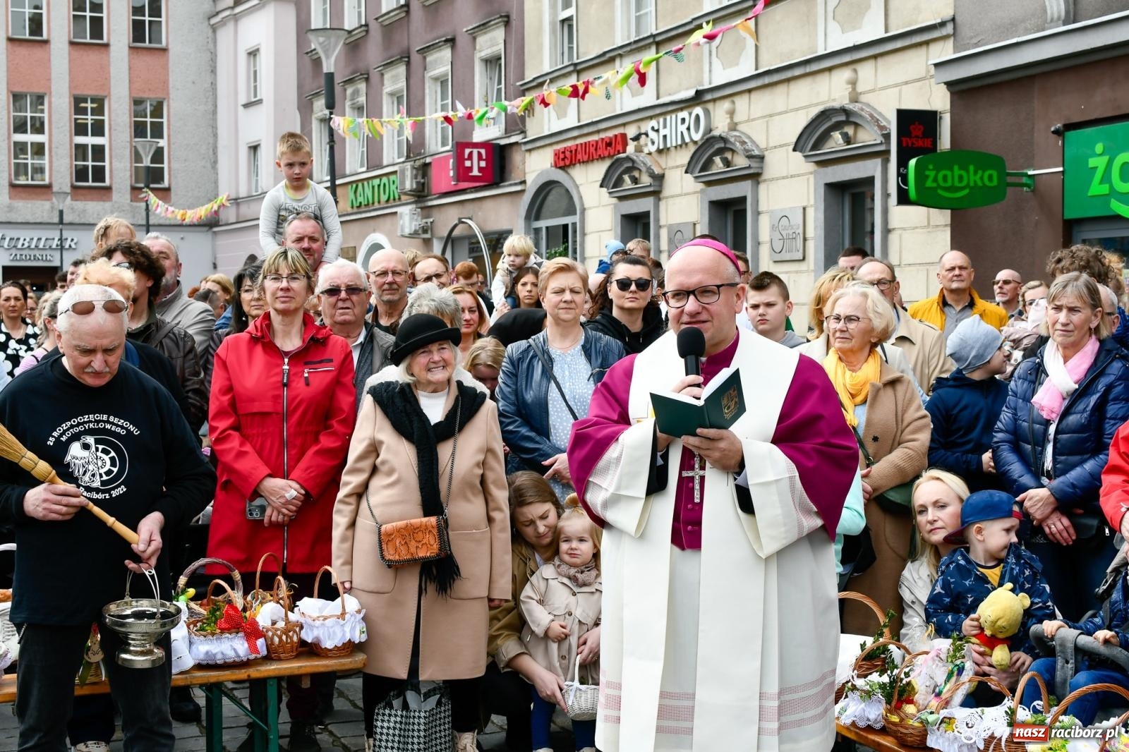 Zdjęcie w galerii na portalu naszraciborz.pl: Biskup święcił i częstował. Śniadanie wielkanocne na Rynku [FOTO i WIDEO] wiadomości z regionu