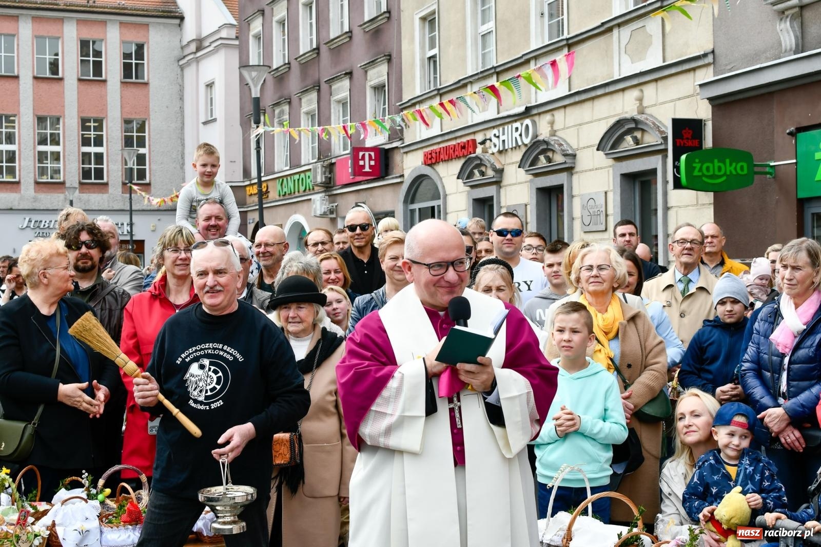 Zdjęcie w galerii na portalu naszraciborz.pl: Biskup święcił i częstował. Śniadanie wielkanocne na Rynku [FOTO i WIDEO] wiadomości z regionu