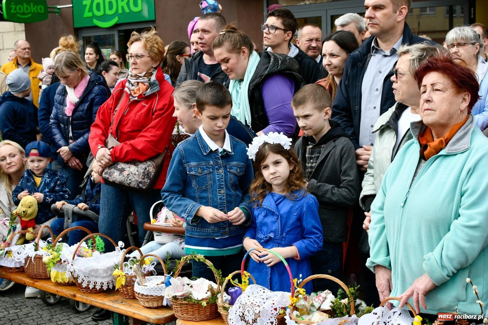 Zdjęcie w galerii na portalu naszraciborz.pl: Biskup święcił i częstował. Śniadanie wielkanocne na Rynku [FOTO i WIDEO] wiadomości z regionu