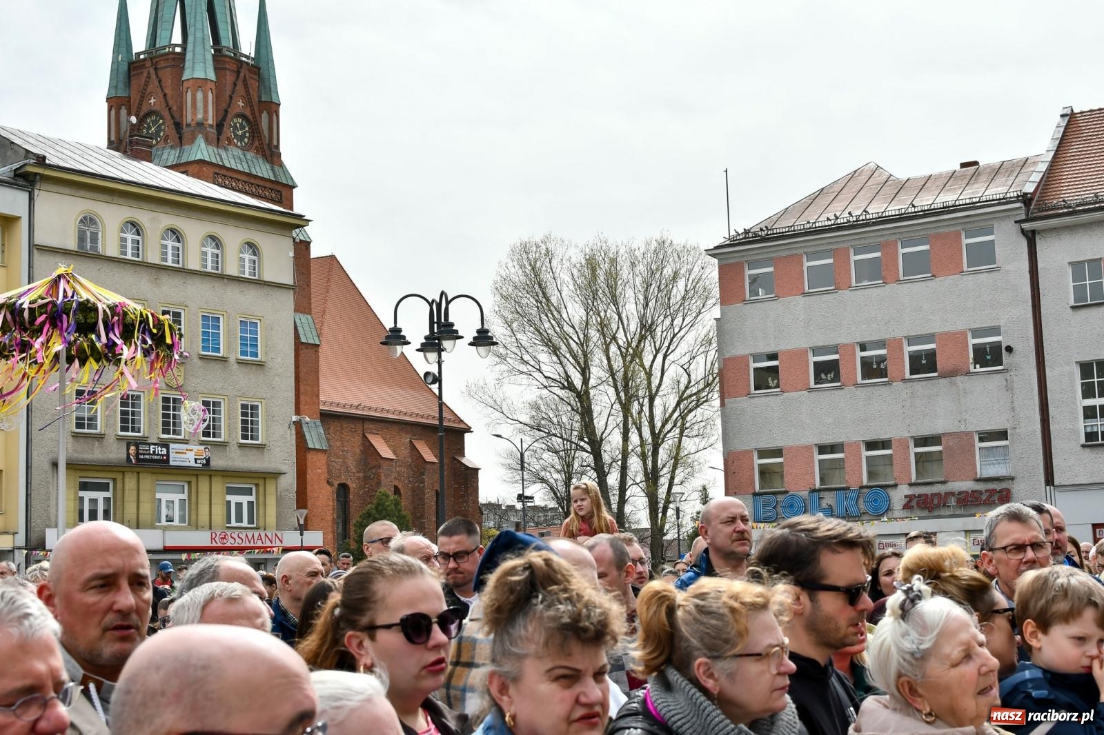 Zdjęcie w galerii na portalu naszraciborz.pl: Biskup święcił i częstował. Śniadanie wielkanocne na Rynku [FOTO i WIDEO] wiadomości z regionu
