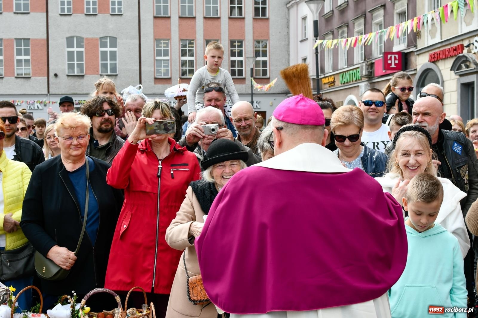 Zdjęcie w galerii na portalu naszraciborz.pl: Biskup święcił i częstował. Śniadanie wielkanocne na Rynku [FOTO i WIDEO] wiadomości z regionu