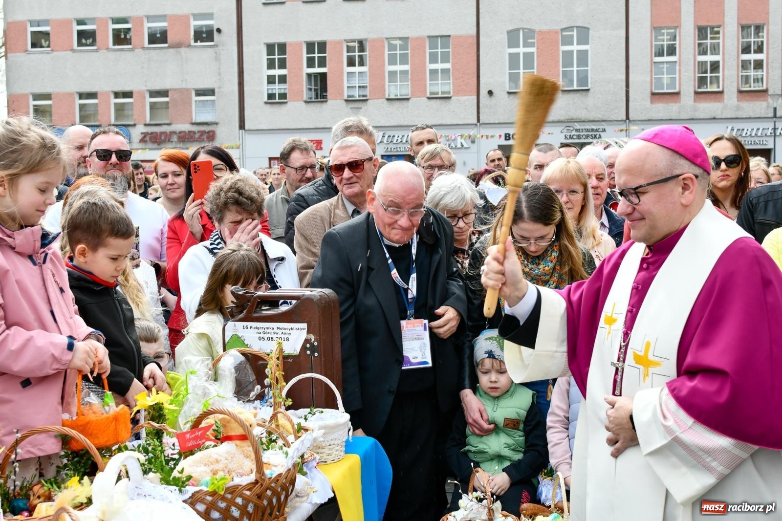 Zdjęcie w galerii na portalu naszraciborz.pl: Biskup święcił i częstował. Śniadanie wielkanocne na Rynku [FOTO i WIDEO] wiadomości z regionu