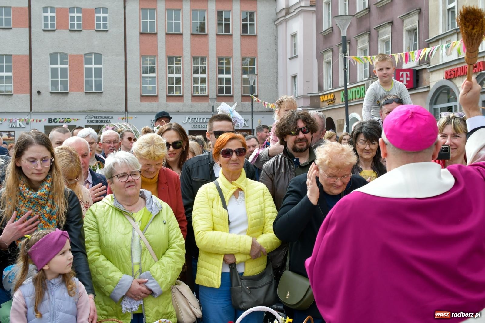 Zdjęcie w galerii na portalu naszraciborz.pl: Biskup święcił i częstował. Śniadanie wielkanocne na Rynku [FOTO i WIDEO] wiadomości z regionu