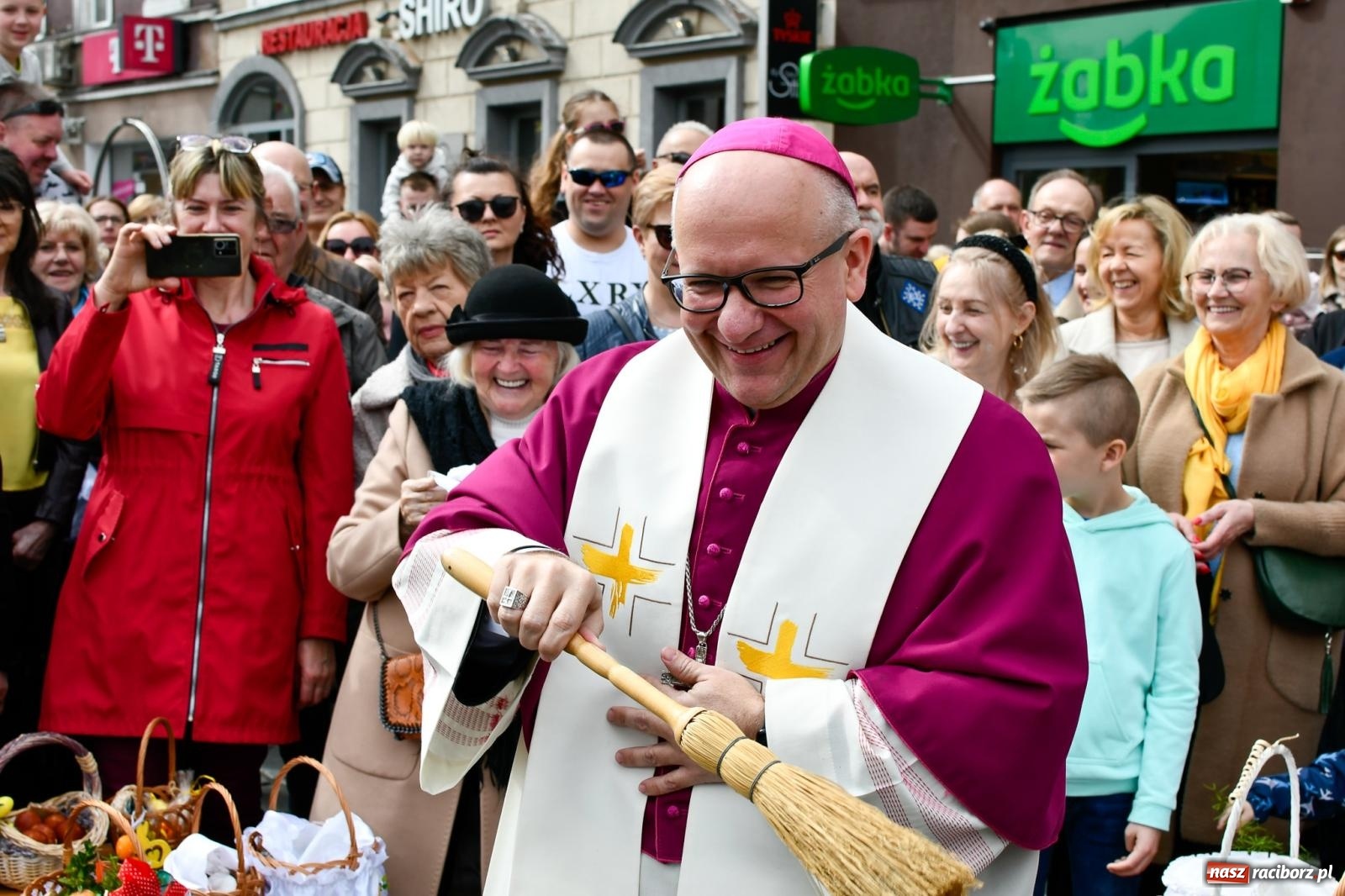 Zdjęcie w galerii na portalu naszraciborz.pl: Biskup święcił i częstował. Śniadanie wielkanocne na Rynku [FOTO i WIDEO] wiadomości z regionu