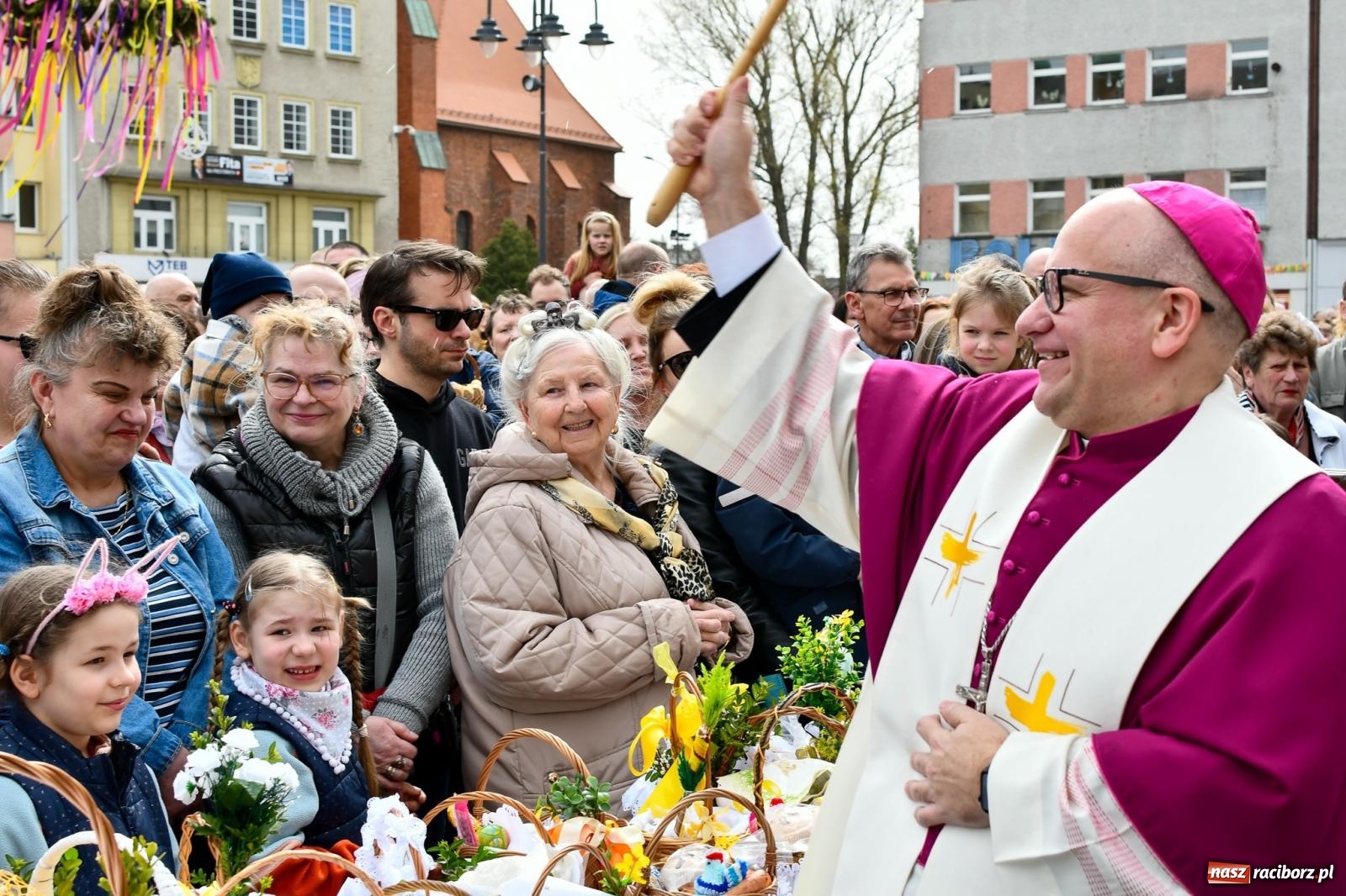 Zdjęcie w galerii na portalu naszraciborz.pl: Biskup święcił i częstował. Śniadanie wielkanocne na Rynku [FOTO i WIDEO] wiadomości z regionu