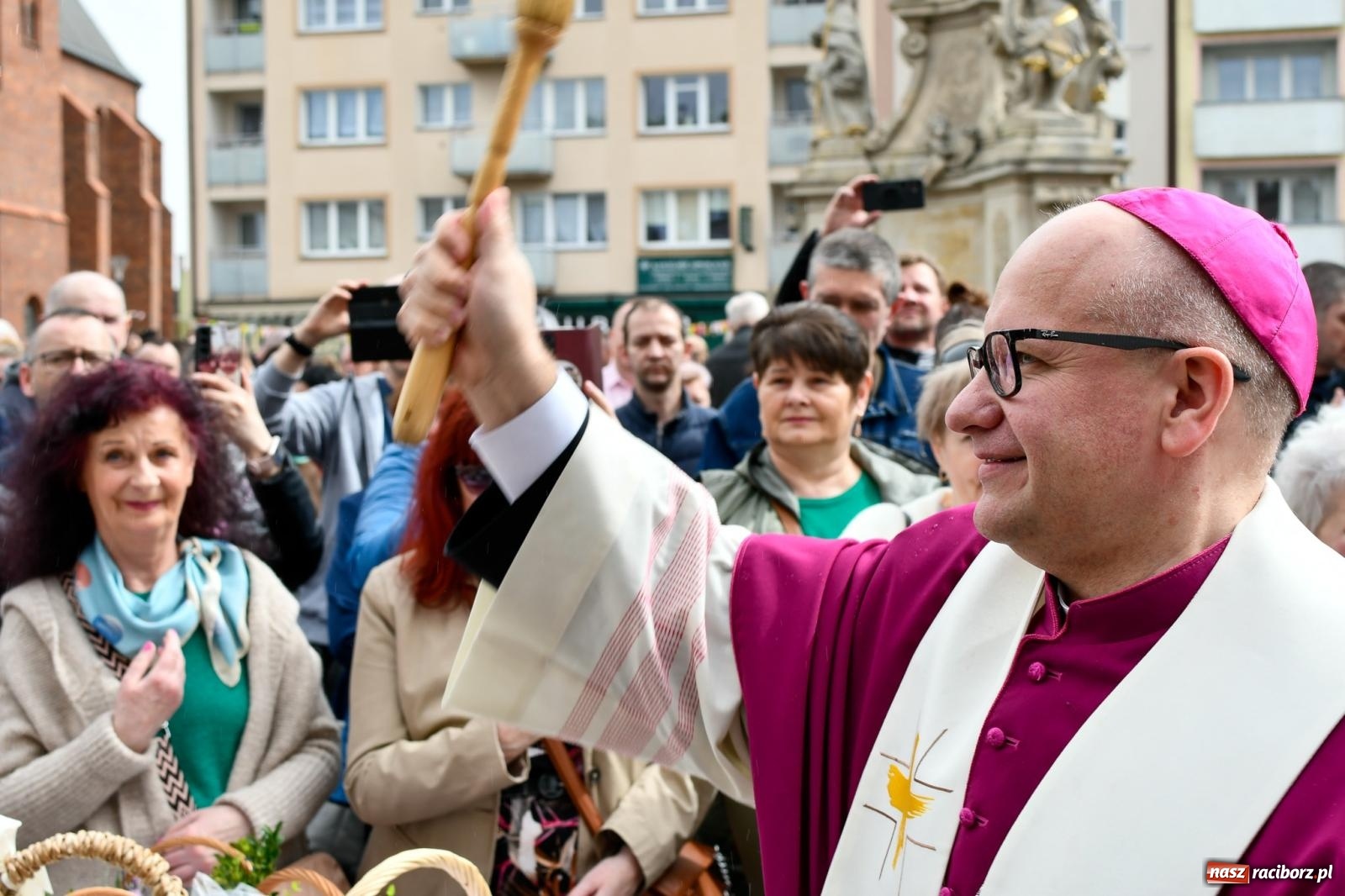 Zdjęcie w galerii na portalu naszraciborz.pl: Biskup święcił i częstował. Śniadanie wielkanocne na Rynku [FOTO i WIDEO] wiadomości z regionu