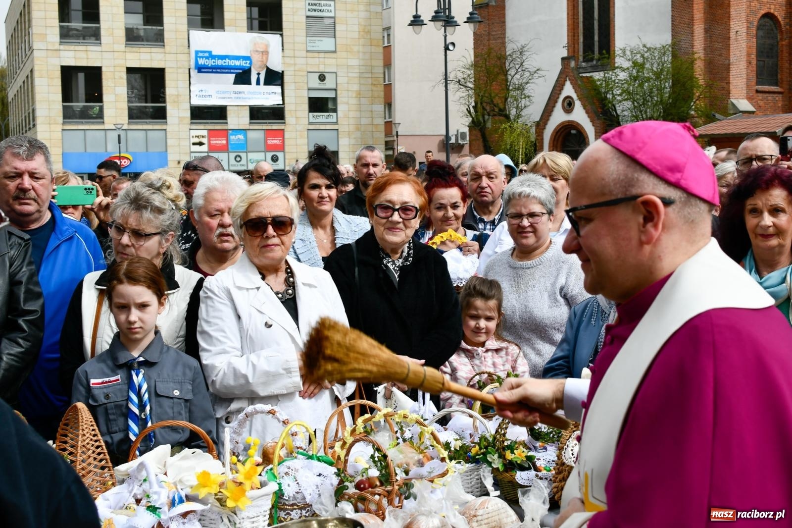 Zdjęcie w galerii na portalu naszraciborz.pl: Biskup święcił i częstował. Śniadanie wielkanocne na Rynku [FOTO i WIDEO] wiadomości z regionu