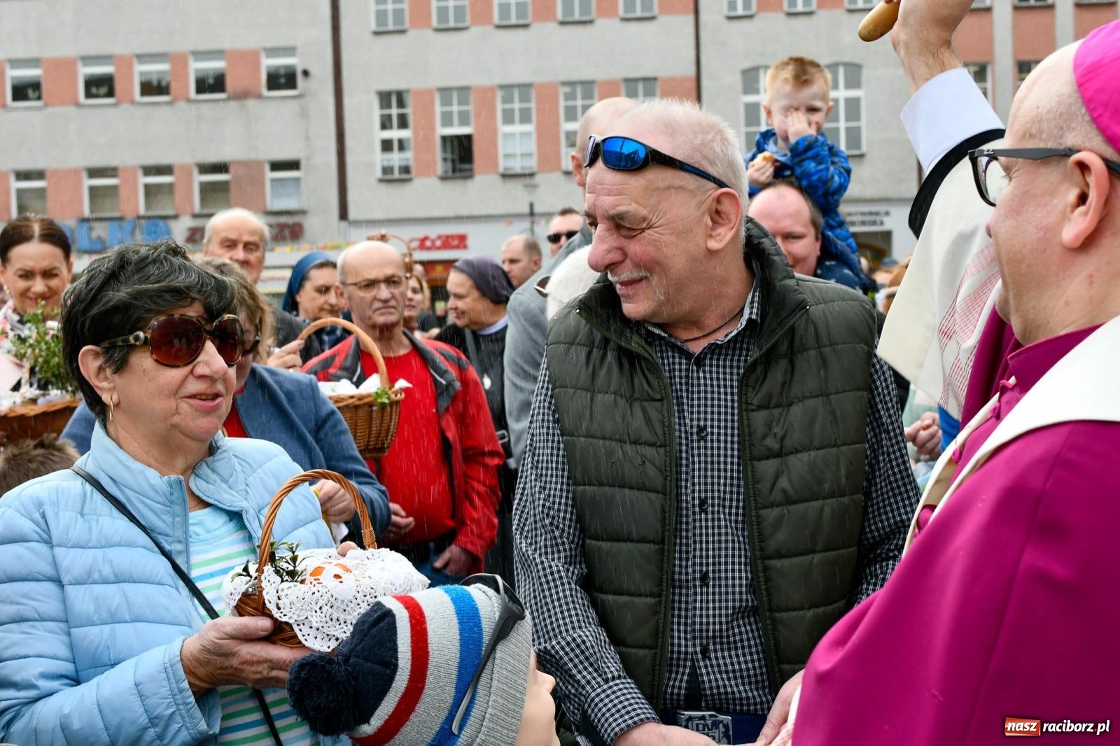 Zdjęcie w galerii na portalu naszraciborz.pl: Biskup święcił i częstował. Śniadanie wielkanocne na Rynku [FOTO i WIDEO] wiadomości z regionu