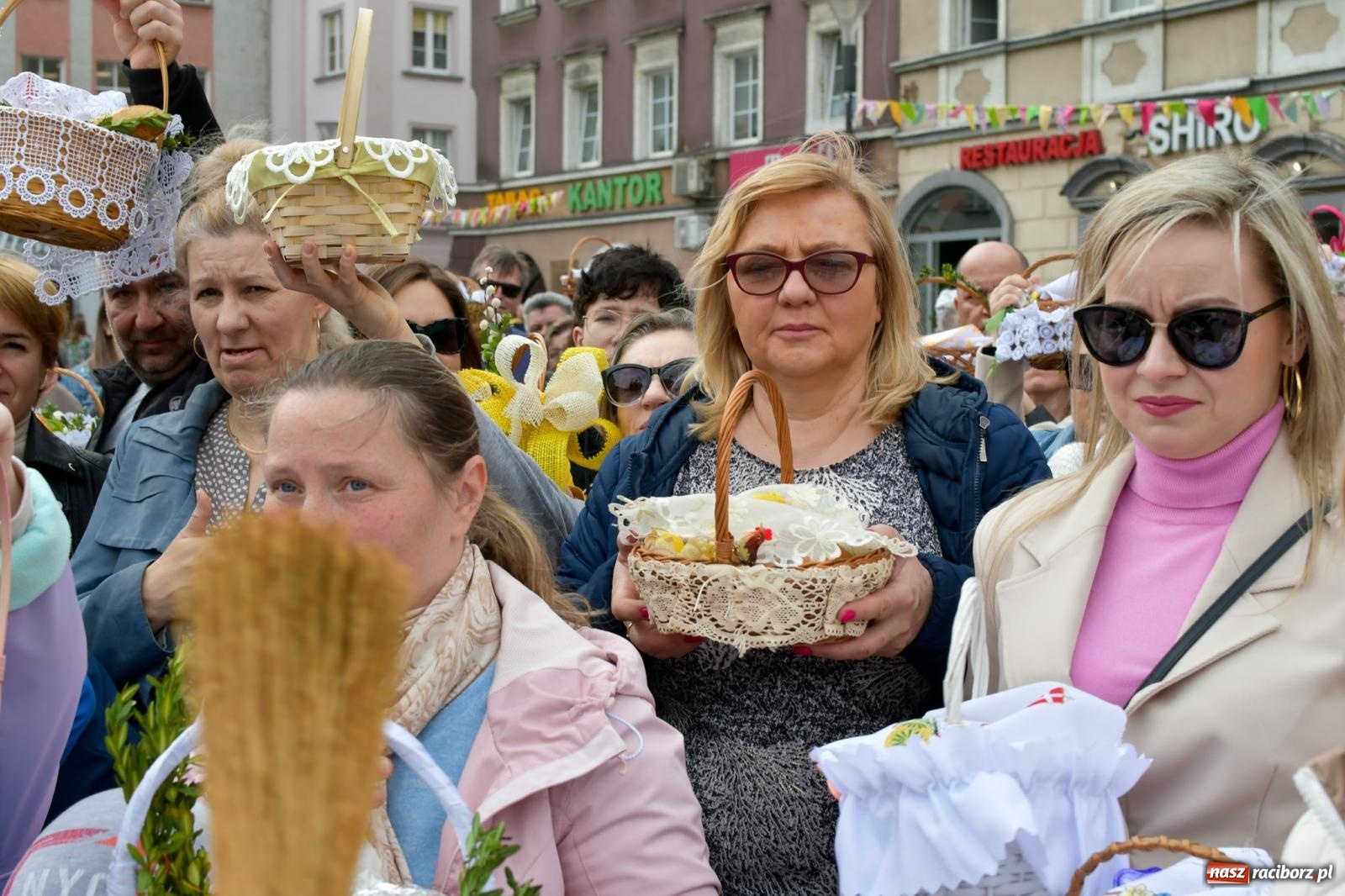 Zdjęcie w galerii na portalu naszraciborz.pl: Biskup święcił i częstował. Śniadanie wielkanocne na Rynku [FOTO i WIDEO] wiadomości z regionu