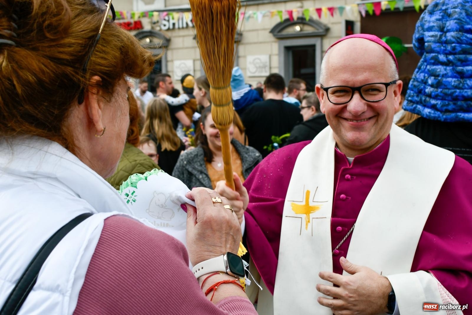 Zdjęcie w galerii na portalu naszraciborz.pl: Biskup święcił i częstował. Śniadanie wielkanocne na Rynku [FOTO i WIDEO] wiadomości z regionu