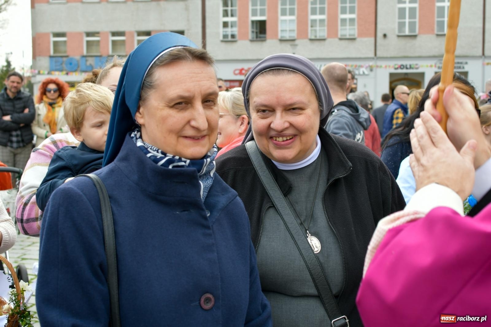 Zdjęcie w galerii na portalu naszraciborz.pl: Biskup święcił i częstował. Śniadanie wielkanocne na Rynku [FOTO i WIDEO] wiadomości z regionu