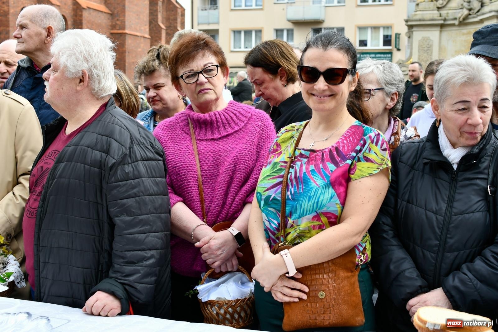 Zdjęcie w galerii na portalu naszraciborz.pl: Biskup święcił i częstował. Śniadanie wielkanocne na Rynku [FOTO i WIDEO] wiadomości z regionu