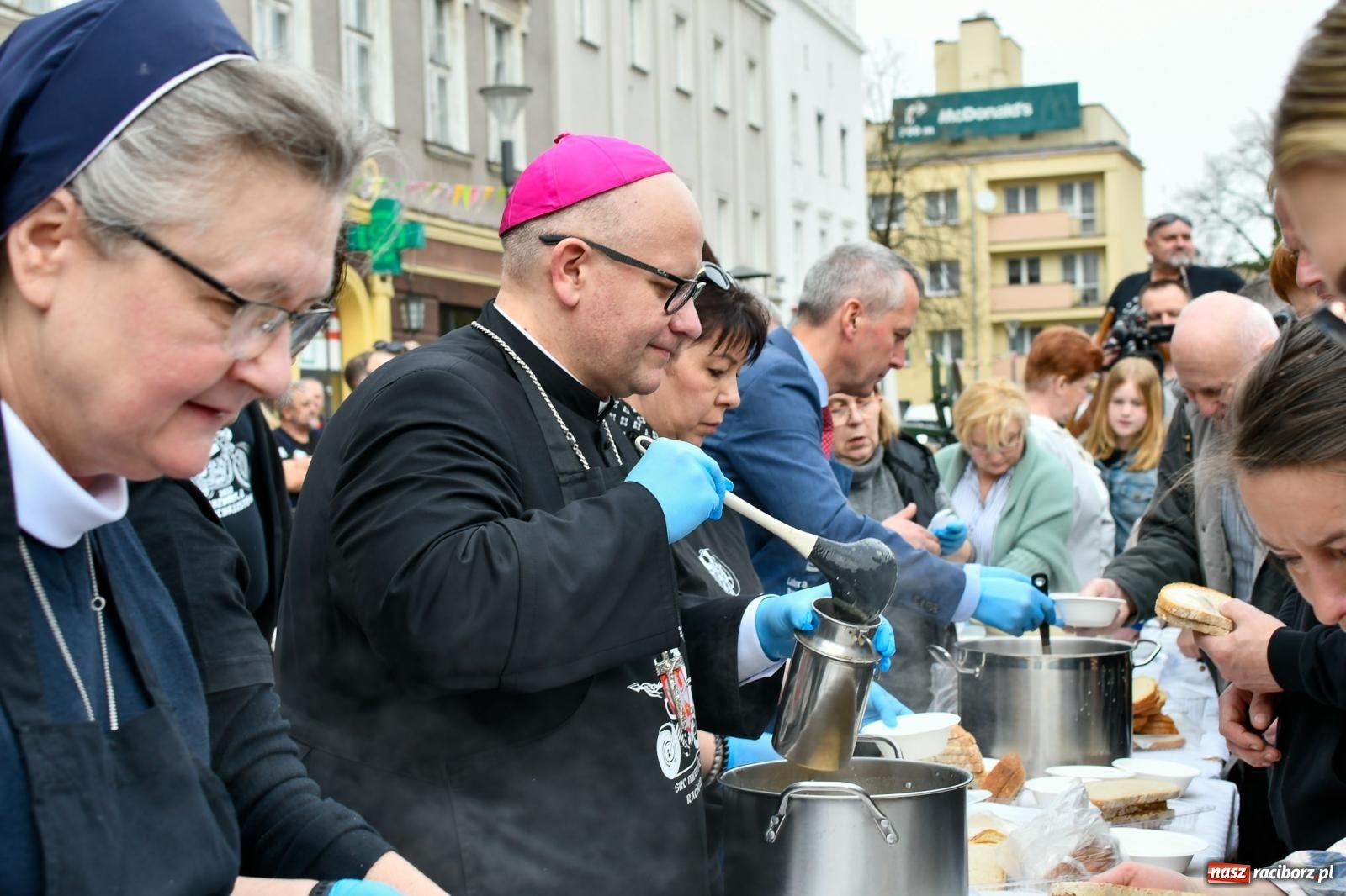Zdjęcie w galerii na portalu naszraciborz.pl: Biskup święcił i częstował. Śniadanie wielkanocne na Rynku [FOTO i WIDEO] wiadomości z regionu