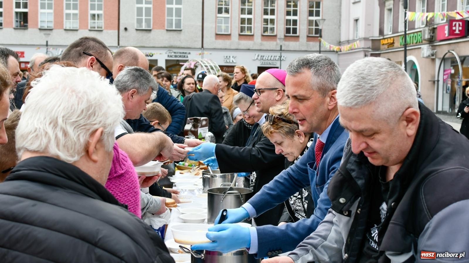 Zdjęcie w galerii na portalu naszraciborz.pl: Biskup święcił i częstował. Śniadanie wielkanocne na Rynku [FOTO i WIDEO] wiadomości z regionu