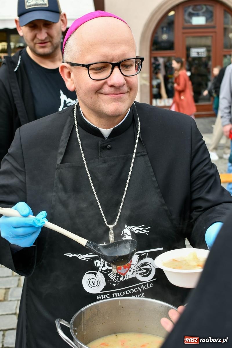 Zdjęcie w galerii na portalu naszraciborz.pl: Biskup święcił i częstował. Śniadanie wielkanocne na Rynku [FOTO i WIDEO] wiadomości z regionu