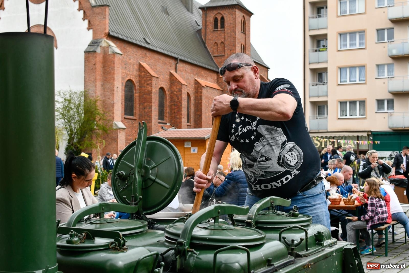 Zdjęcie w galerii na portalu naszraciborz.pl: Biskup święcił i częstował. Śniadanie wielkanocne na Rynku [FOTO i WIDEO] wiadomości z regionu