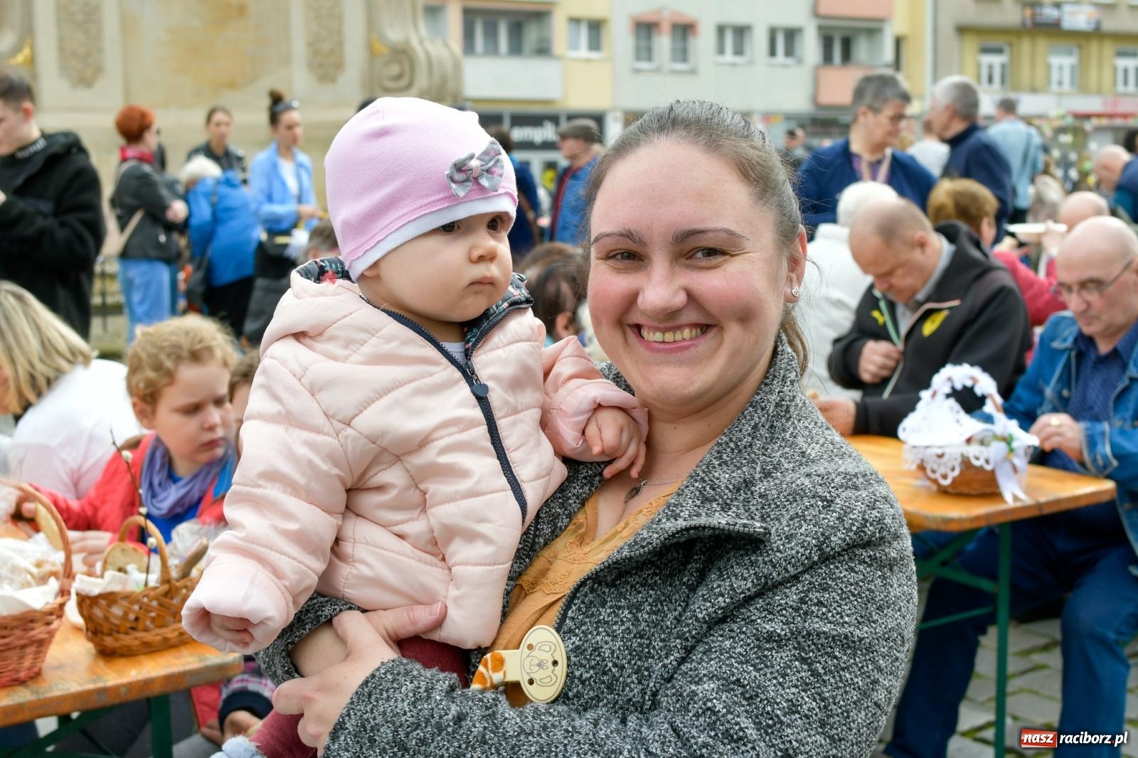 Zdjęcie w galerii na portalu naszraciborz.pl: Biskup święcił i częstował. Śniadanie wielkanocne na Rynku [FOTO i WIDEO] wiadomości z regionu