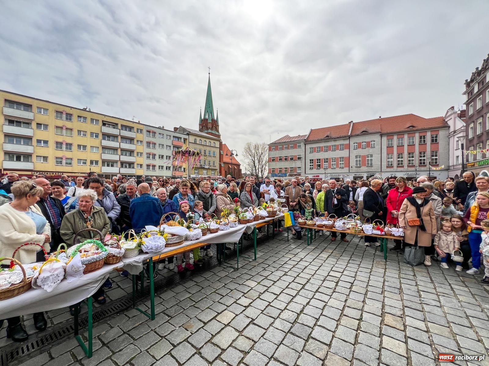Zdjęcie w galerii na portalu naszraciborz.pl: Biskup święcił i częstował. Śniadanie wielkanocne na Rynku [FOTO i WIDEO] wiadomości z regionu