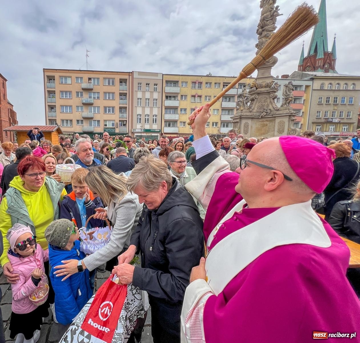 Zdjęcie w galerii na portalu naszraciborz.pl: Biskup święcił i częstował. Śniadanie wielkanocne na Rynku [FOTO i WIDEO] wiadomości z regionu