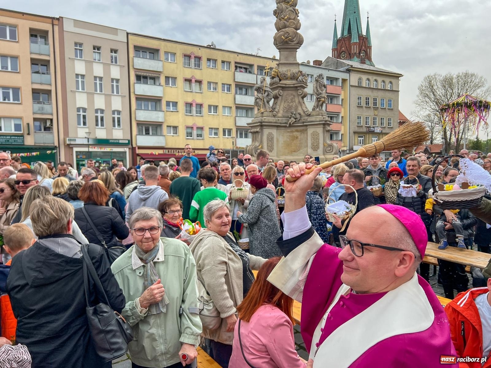 Zdjęcie w galerii na portalu naszraciborz.pl: Biskup święcił i częstował. Śniadanie wielkanocne na Rynku [FOTO i WIDEO] wiadomości z regionu