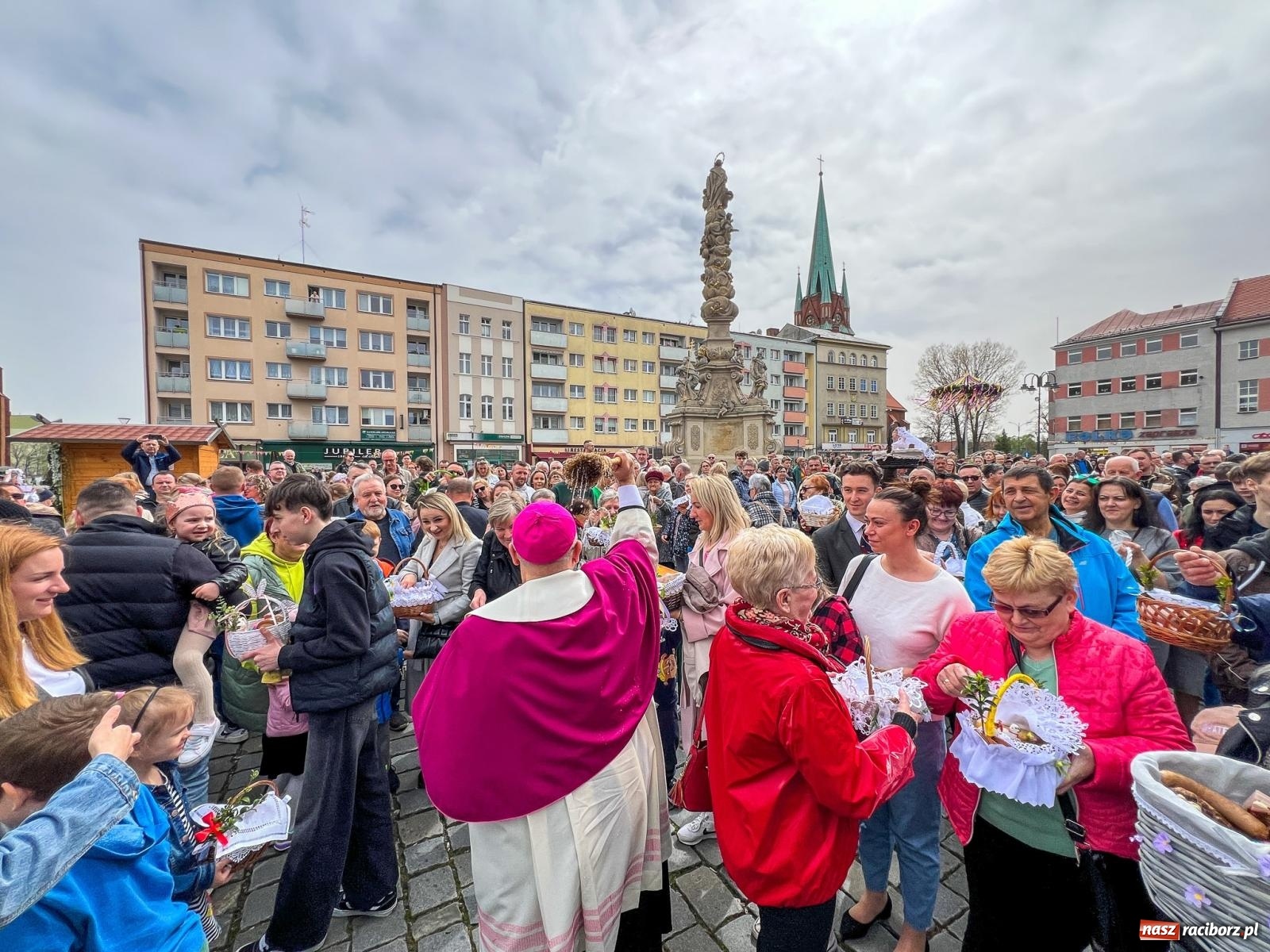 Zdjęcie w galerii na portalu naszraciborz.pl: Biskup święcił i częstował. Śniadanie wielkanocne na Rynku [FOTO i WIDEO] wiadomości z regionu
