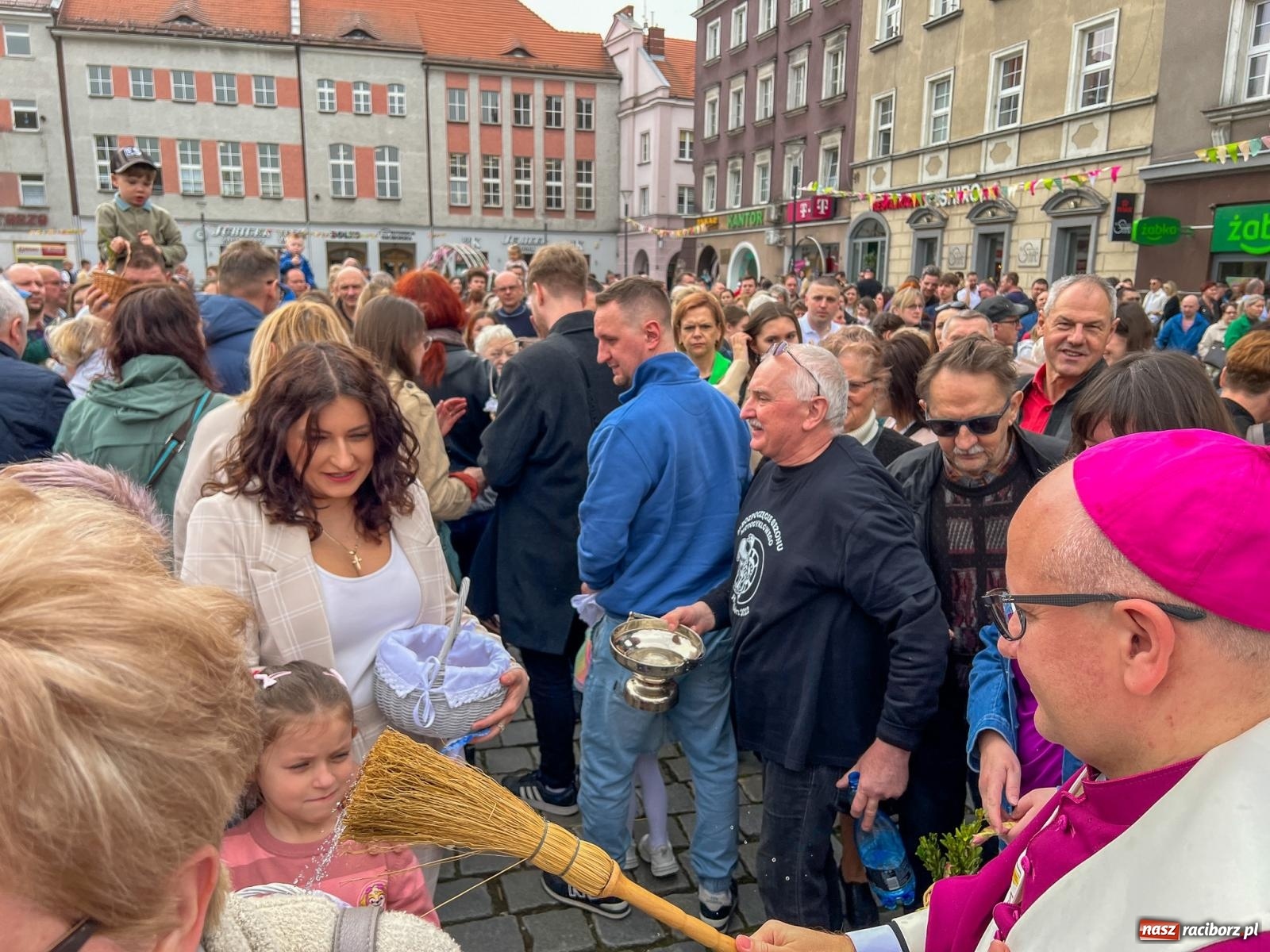 Zdjęcie w galerii na portalu naszraciborz.pl: Biskup święcił i częstował. Śniadanie wielkanocne na Rynku [FOTO i WIDEO] wiadomości z regionu